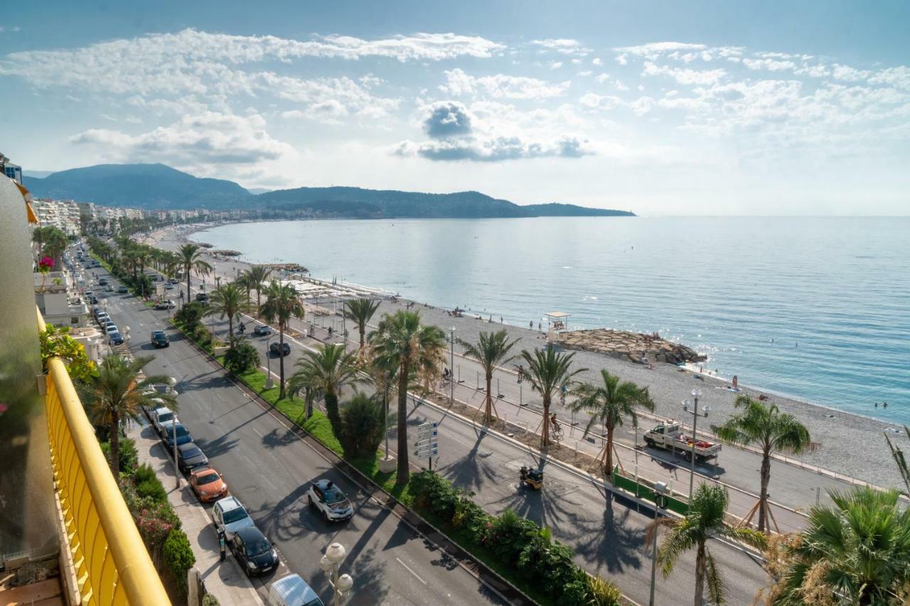 Beachfront Promenade Des Nizza