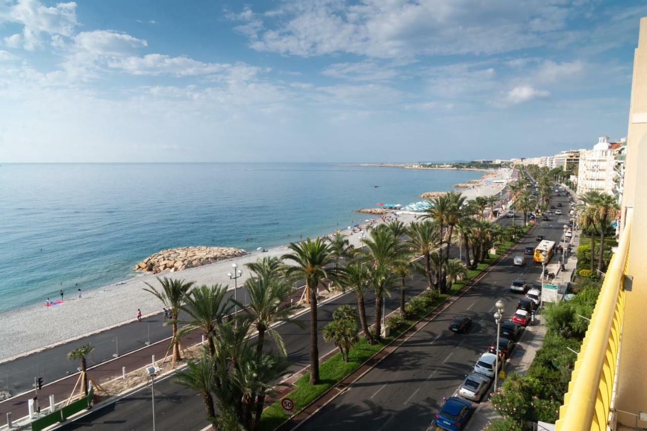 Beachfront Promenade Des *